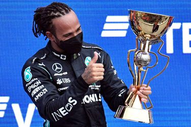 Lewis Hamilton had jubileumzege niet meer verwacht: ‘Soms valt het toch jouw kant op’