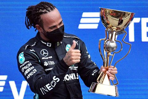 Lewis Hamilton had jubileumzege niet meer verwacht: ‘Soms valt het toch jouw kant op’