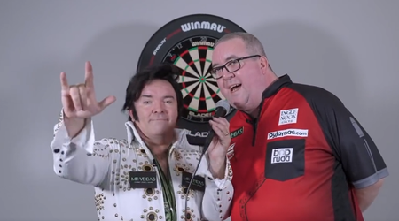 🎥🤣​ | Bloedserieuze Stephen Bunting zingt met Elvis Presley-imitator: 'Suspicious miiiinds'