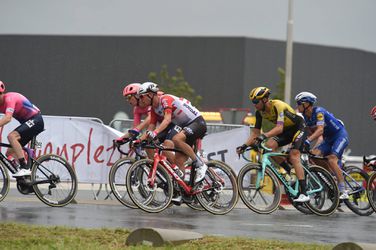 Bennett pakt zege in 1e etappe BinckBank Tour, Groenewegen faalt in de eindsprint