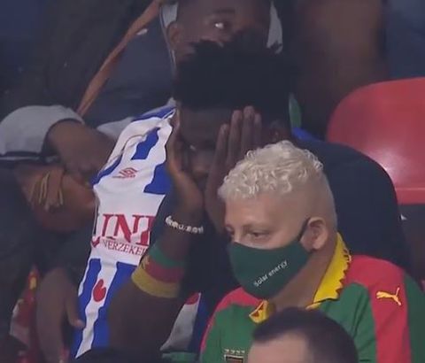 📸 | Pijnlijke uitschakeling Kameroen zorgt ook voor sip gezicht Heerenveen-fan