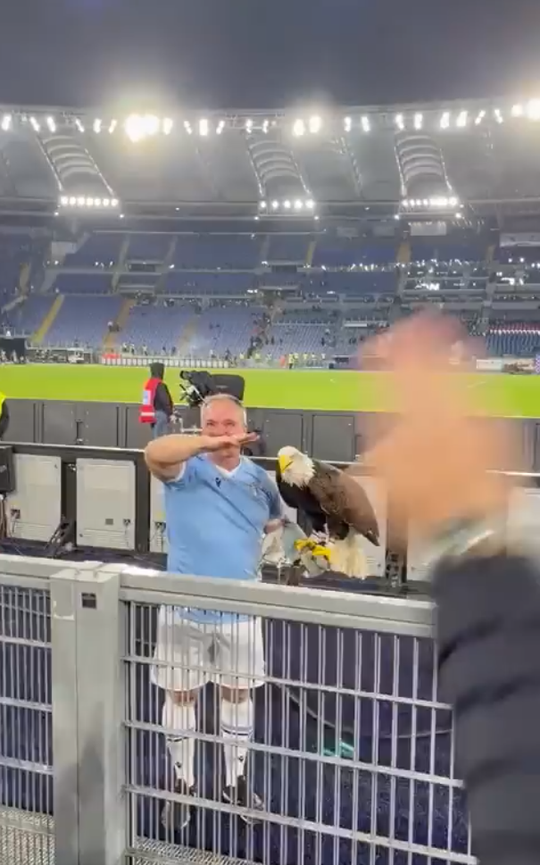 🎥 | WTF! Lazio Roma ontslaat valkenier vanwege fascistische groet 'Duce'