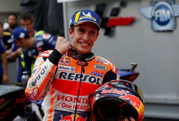 Wereldkampioen Márquez pakt poleposition op zeiknatte baan in Maleisië