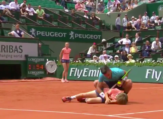 OEF! Ballenjongen per ongeluk keihard omver gelopen op Roland Garros (video)