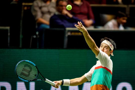 Tennisser Kei Nishikori pakt metrootje naar Ahoy: 'Het autoverkeer hier is chaos' (video)