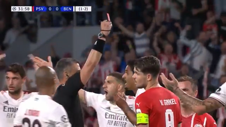 🎥 | Benfica-speler Veríssimo krijgt na halfuur al rood tegen PSV door deze elleboog