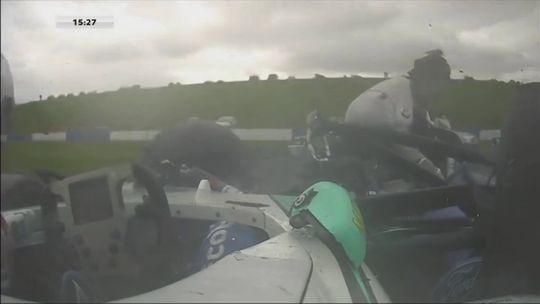 F4-coureur pas na twee uur uit auto gehaald na horrorcrash (video)