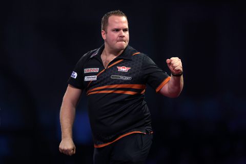 Brullen maar! Dirk van Duijvenbode wint zinderende wedstrijd tussen 2 dartshaantjes