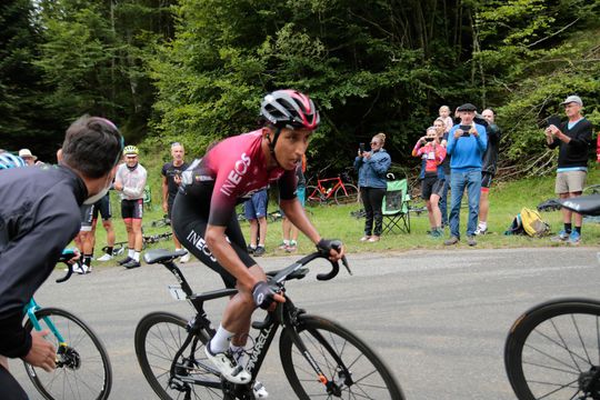 Ineos mogelijk zonder titelverdediger Egan Bernal naar de Tour de France