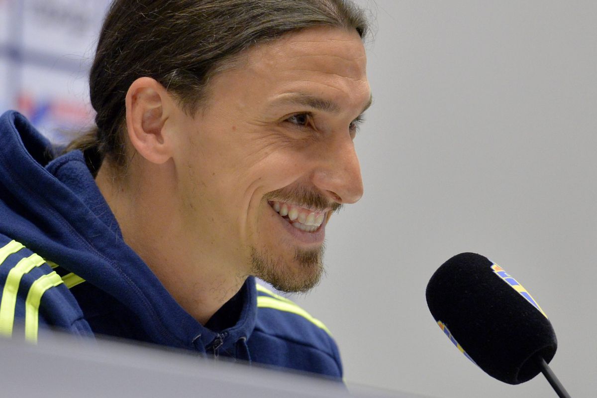 Zlatan geeft transfer BIJNA toe op persconferentie (video)