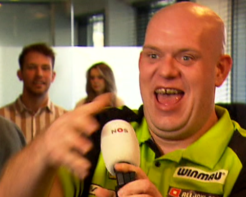 🎥 | Kijk hem lachen! Scherpe Michael van Gerwen houdt interviewer van NOS voor de gek