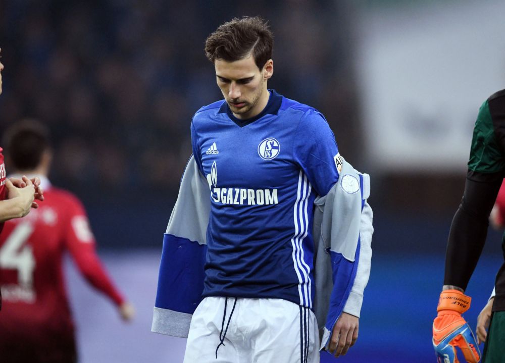 Schalke-publiek trakteert 'overloper' Goretzka op fluitconcertje (video)