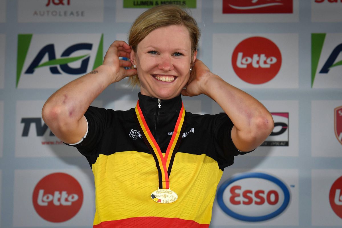 Belgische wielrenster Jolien D'hoore breekt sleutelbeen in Drenthe (foto's)