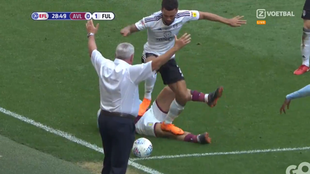 Aanslag! Fulham-speler maakt schandalige overtreding maar krijgt geen kaart (video)