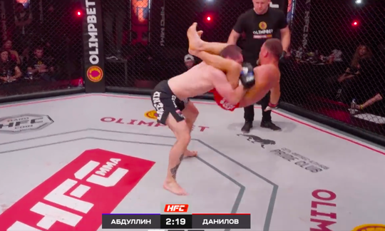 🎥 | MMA-belofte beslist profwedstrijd tegen veteraan met deze keiharde slam KO