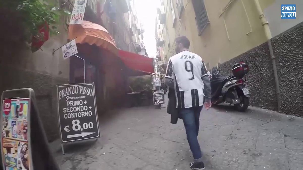 Waaghals struint door straten Napels met Juve-shirt van Higuaín (video)