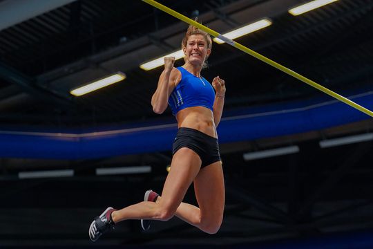 Femke Pluim verbetert in Bordeaux eigen Nederlands polsstokhoogspringrecord
