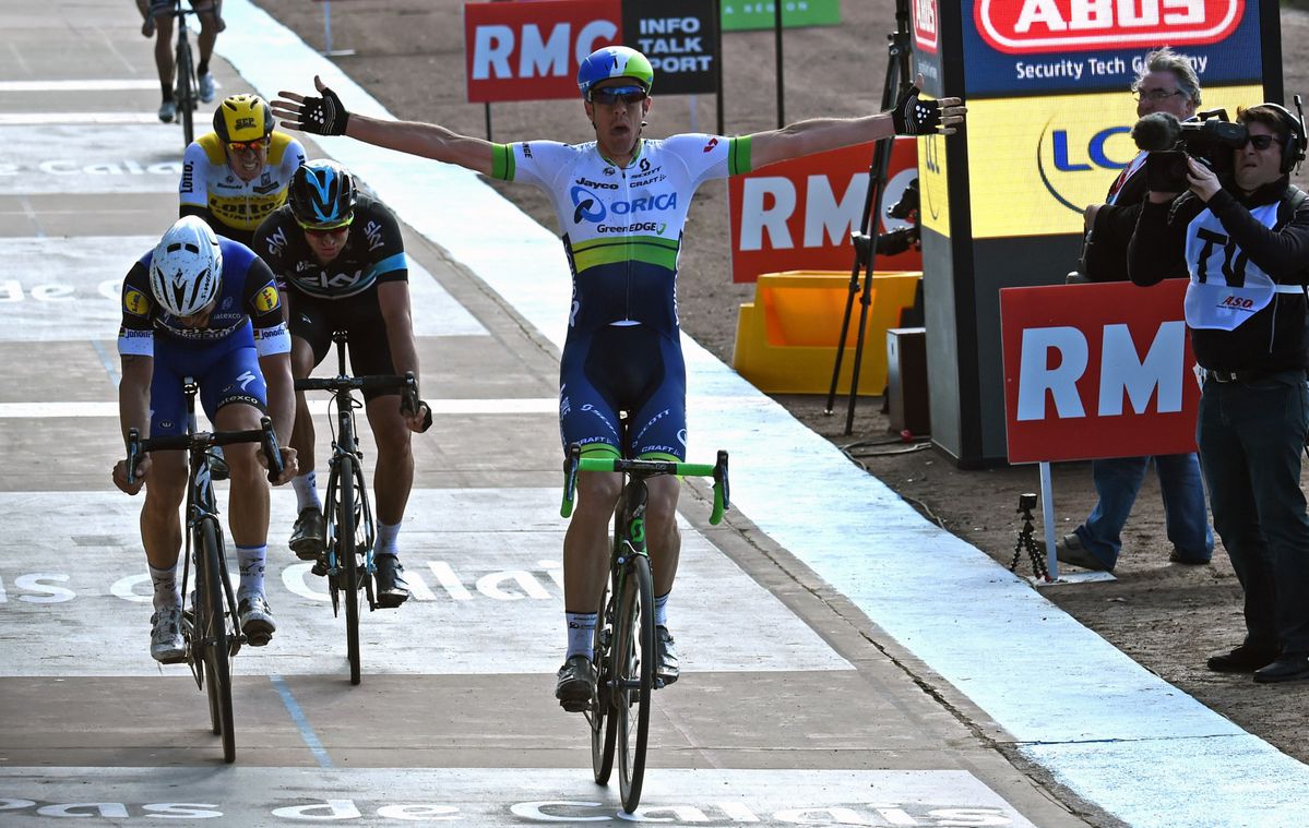 Hayman vreet Boonen op in het stadion van Roubaix