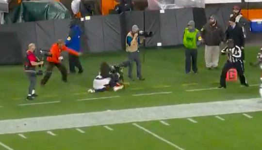 🎥 | Cameraman redt lens na harde NFL-tackle: 'Geef die man een contract!'