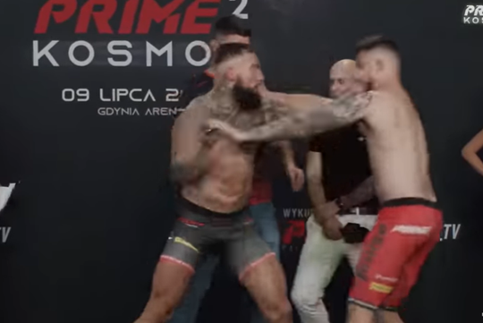 🎥 | Staredown gaat mis: vechters geven elkaar platte handen
