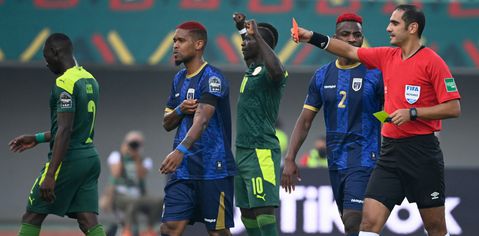Senegal krijgt ontzettend veel hulp van scheids en VAR bij zege op 9 Kaapverdiërs