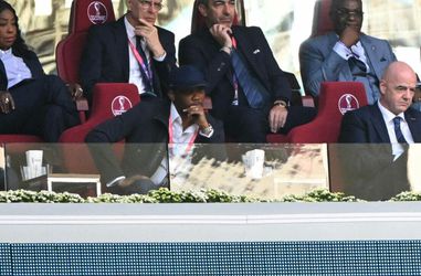 🎥 | Samuel Eto'o door het lint: oud-voetballer geeft knietje aan fan