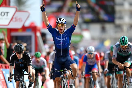 🎥 | Indrukwekkende Fabio Jakobsen sprint naar 2e zege in Vuelta, Primoz Roglic blijft leider