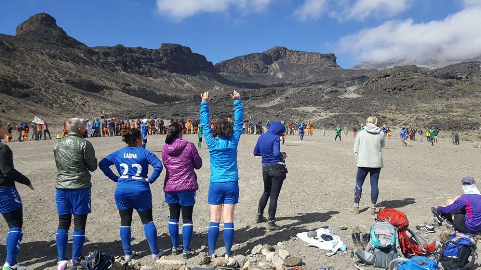 Wereldrecord: Vrouwenwedstrijd vindt plaats op kilometers hoogte