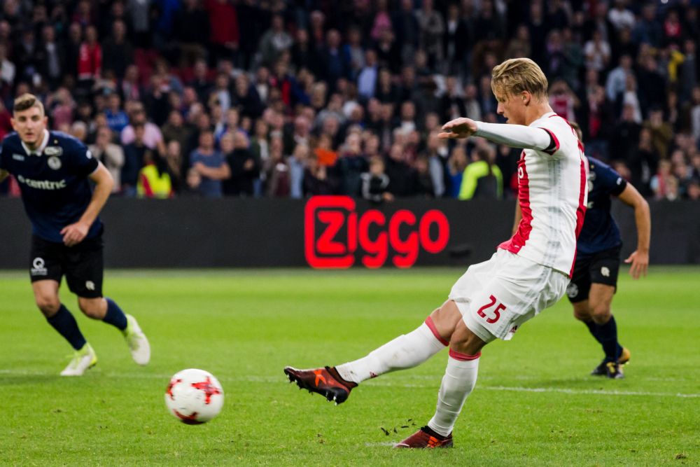 LOL! Twitter-account Ajax zet Dolberg op zijn plek (video)