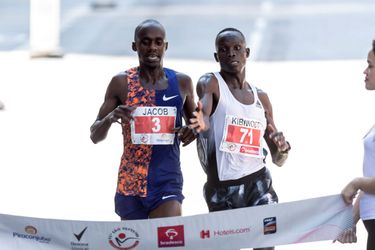 Keniaanse renner trekt EPISCHE eindsprint op 15 km in Brazilië