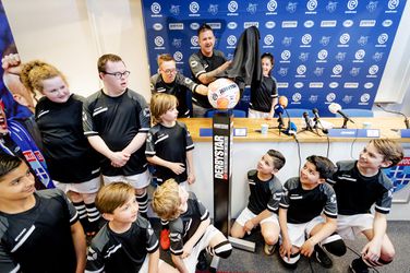 Johnny de Mol laat nieuwe Eredivisie-bal ontwerpen door speciale kinderen