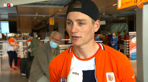 Dat is risico nemen! Mathieu van der Poel ZONDER mondkapje op Schiphol voor reis naar Tokio