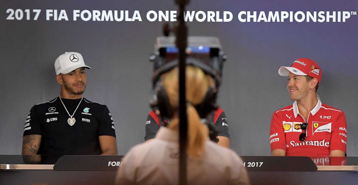 Pijnlijk! Hamilton heeft geen zin in hand van Vettel (video)