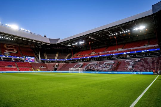 PSV gaat netten ophangen voor oost- en westtribune