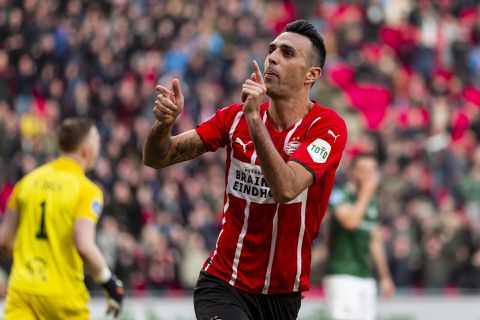 PSV neemt afscheid van Feyenoord als hijgende achtervolger en blijft op de hielen van Ajax