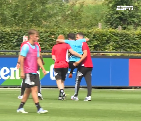 🎥​ | Zorgen bij Feyenoord! Geblesseerde Orkun Kökcü wordt van trainingsveld gedragen