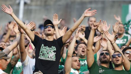 Voetballers leggen Griekse competitie plat