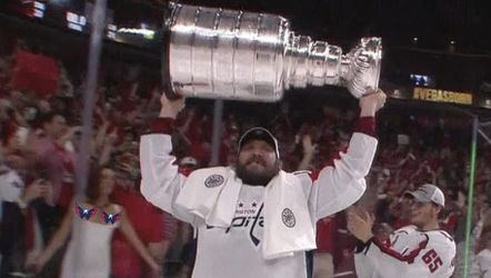 Capital-fan gaat helemaal gek en gooit tetten eruit na Stanley Cup-winst 😂 (video)