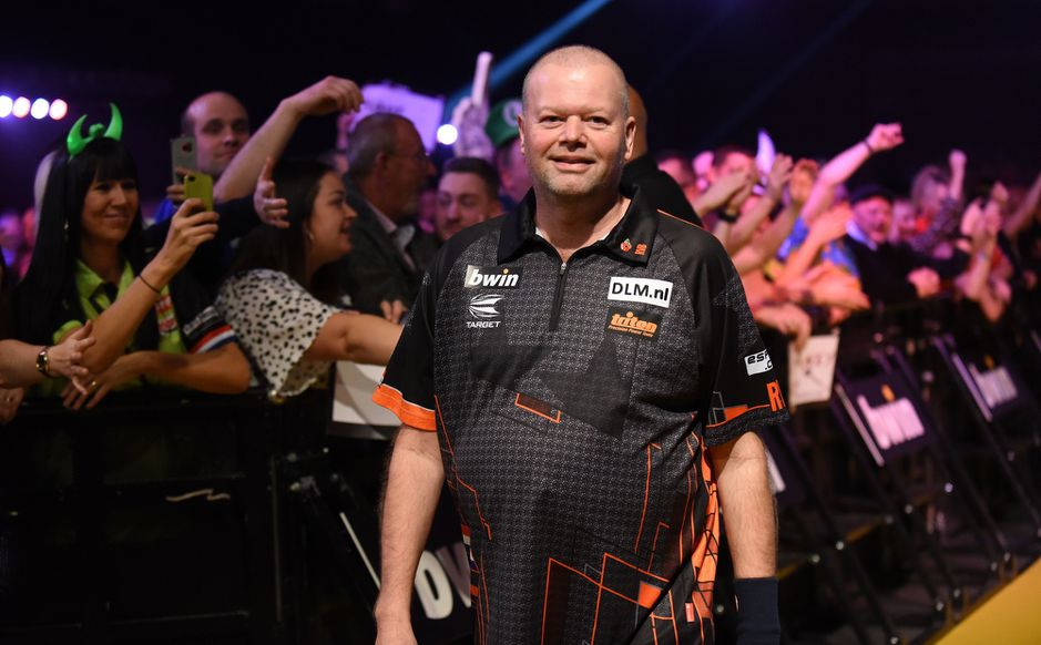 Van Barneveld krijgt van de PDC toch nog uitnodiging voor Australische darttoernooien