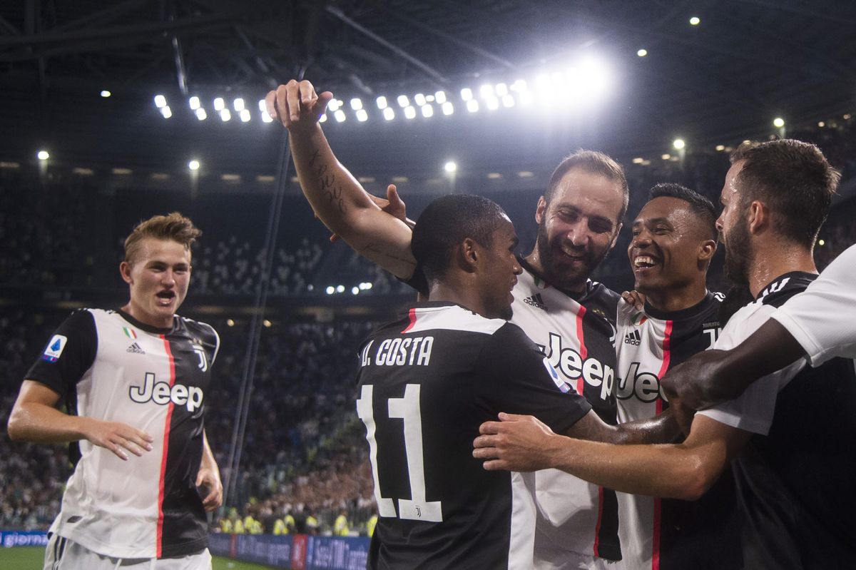 Juventus wint spektakelstuk tegen Napoli na eigen goal (video's)