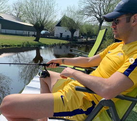 📸🎣 | Scheidsrechter Danny Makkelie geniet al vissende van de zon