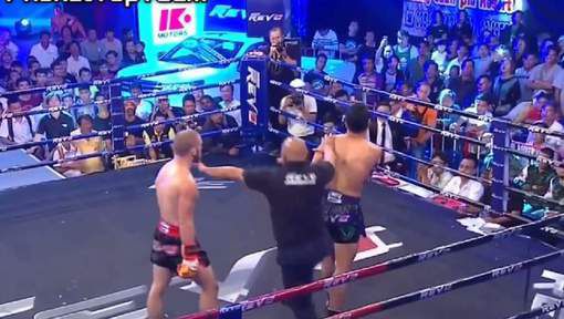 Thaibokser ontwijkt op GENIALE wijze head kick van tegenstander (video)