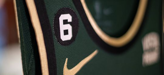 Boston Celtics eert overleden clublegende Bill Russell met supergave shirts