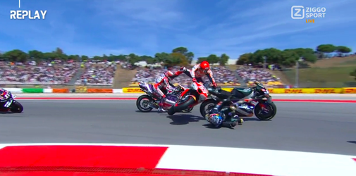 🎥 | Bagnaia wint 1e MotoGP-race van het seizoen, Márquez uitgefloten na crash met thuisrijder