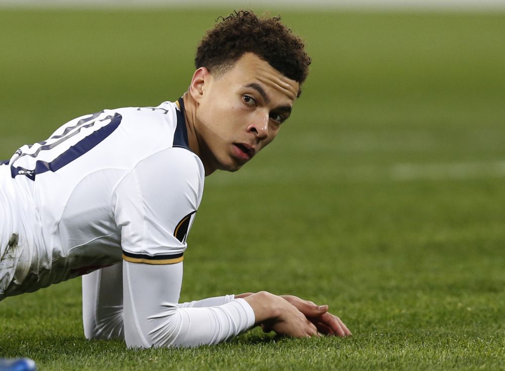 ROOD! Alli mag gaan douchen na deze hele smerige tackle (video)