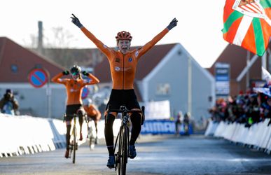 Inge van der Heijden wint WK veldrijden voor beloften, podium volledig oranje