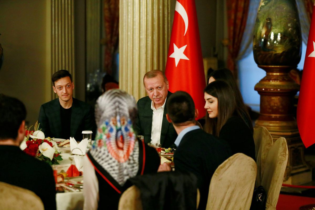 Özil doet het weer: op de foto met de Turkse president Erdogan