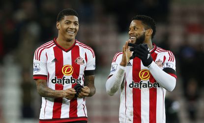 Jeremain Lens gezellig aan de waterpijp