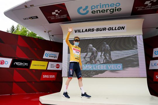 Mattias Skjelmose wint rit en pakt geel in Ronde van Zwitserland