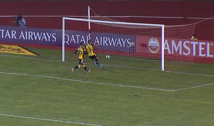 🎥​ | Lekker dan! Egoïstische teamgenoot 'steelt doelpunt' van eigen keeper